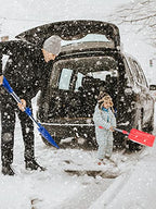 Adjustable Length Kids Snow Shovel with D-Grip Handle for Kids Outdoor Yard Garden Activities, 28.4-33.1 inch Plastic Snow Shovel Detachable, Red & Blue (Age 3+, 2 Packs)