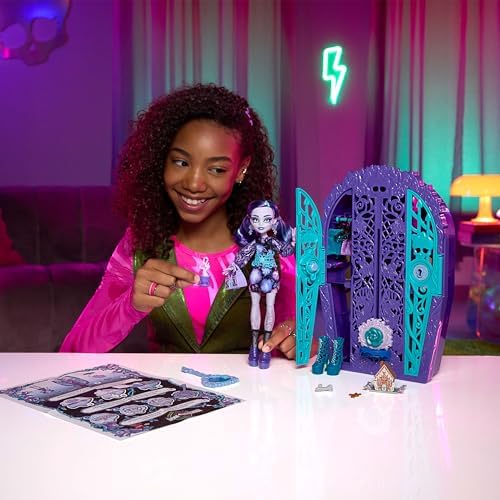 Monster High Skulltimate Secrets Doll & Accessories Set, Garden Mysteries Twyla with Reveal Closet & 19+ Tea Party Surprises Like Clothes