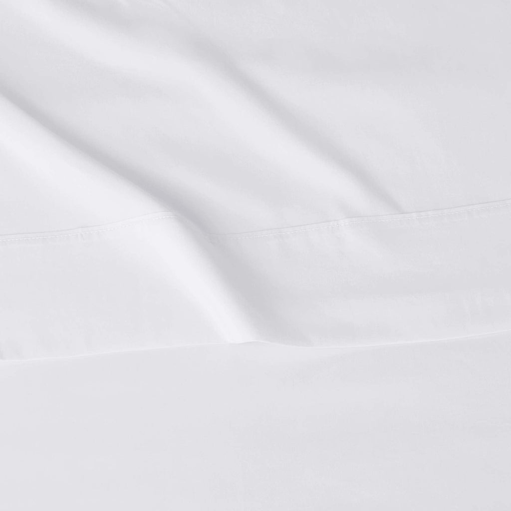 Amazon Basics - 4-Piece Microfiber Lightweight Wrinkle-free Bed Sheet Set, Super Soft Easy Care, 14'' Deep Pockets, Queen, Bright White, Solid