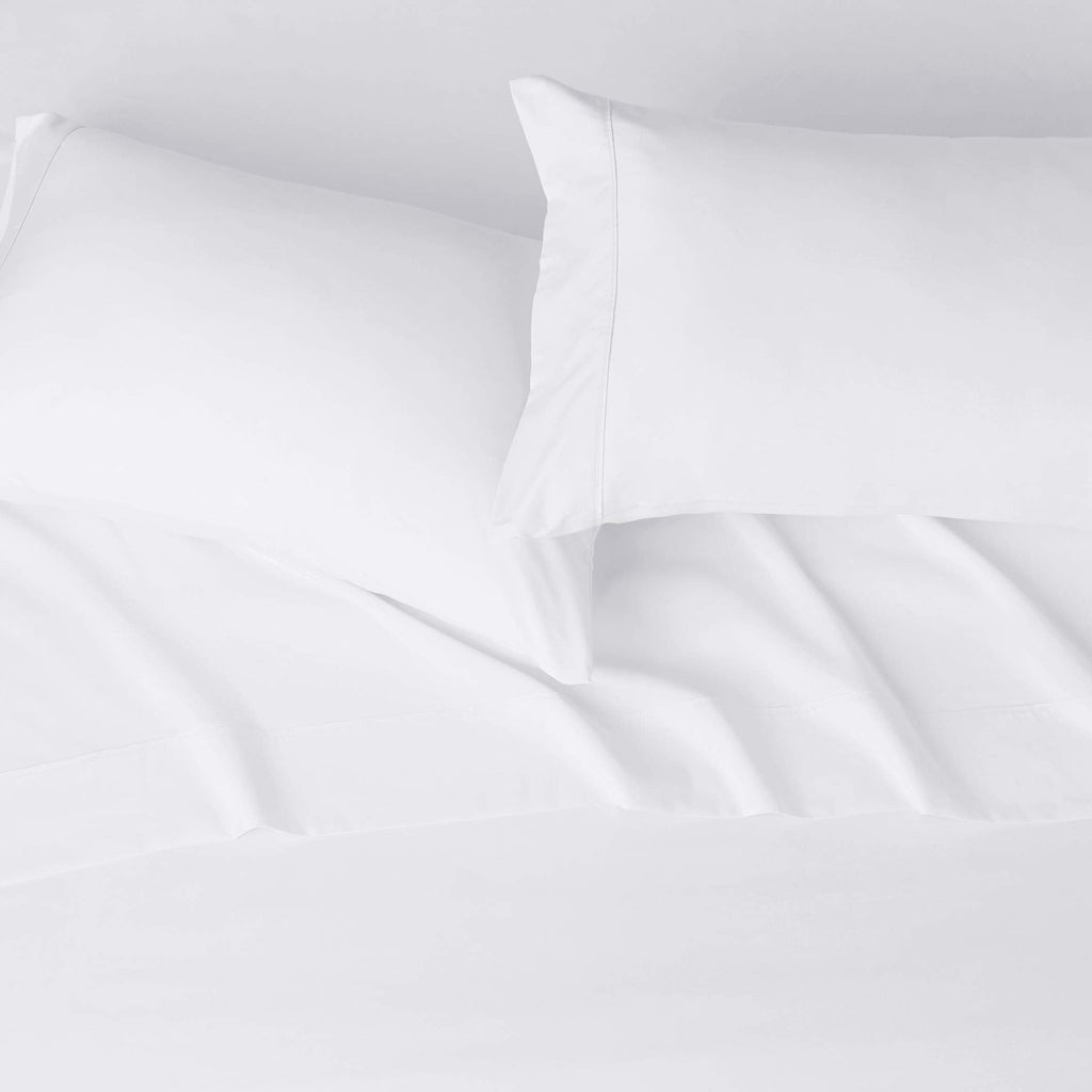 Amazon Basics - 4-Piece Microfiber Lightweight Wrinkle-free Bed Sheet Set, Super Soft Easy Care, 14'' Deep Pockets, Queen, Bright White, Solid