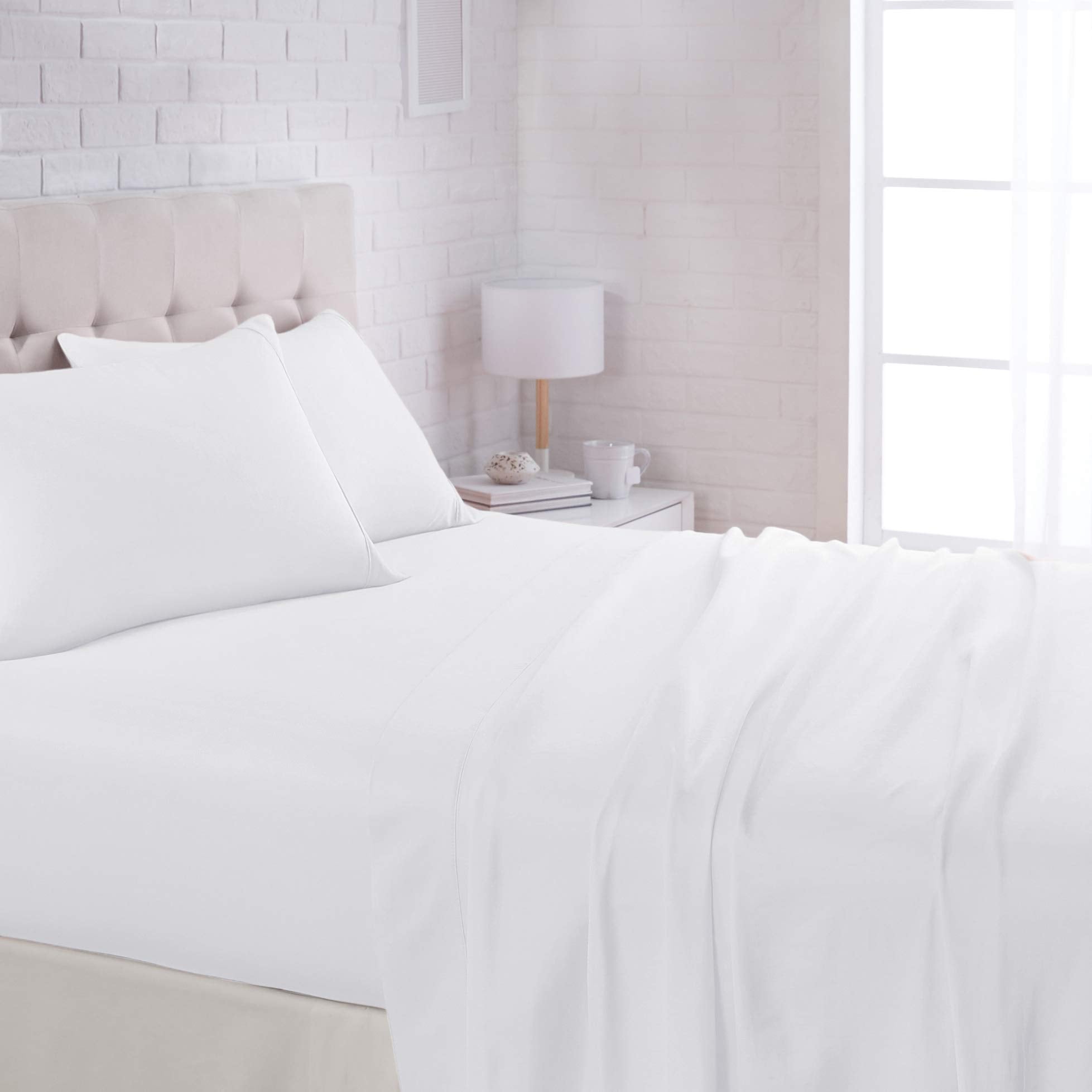 Amazon Basics - 4-Piece Microfiber Lightweight Wrinkle-free Bed Sheet Set, Super Soft Easy Care, 14'' Deep Pockets, Queen, Bright White, Solid