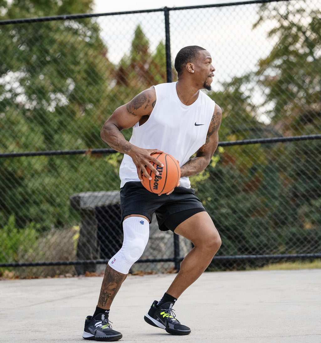 Bauerfeind Sports Compression Knee Support NBA - Lightweight Design with Gripping Zones for Basketball Knee Pain Relief & Performance with Team Designs (Black, M)