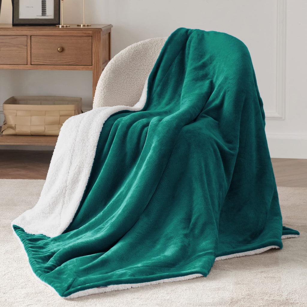 Bedsure Sherpa Fleece Throw Blanket Twin Size for Couch - Thick and Warm Blanket for Winter, Christmas Throw Blanket Gift, Dark Green, 60x80 Inches